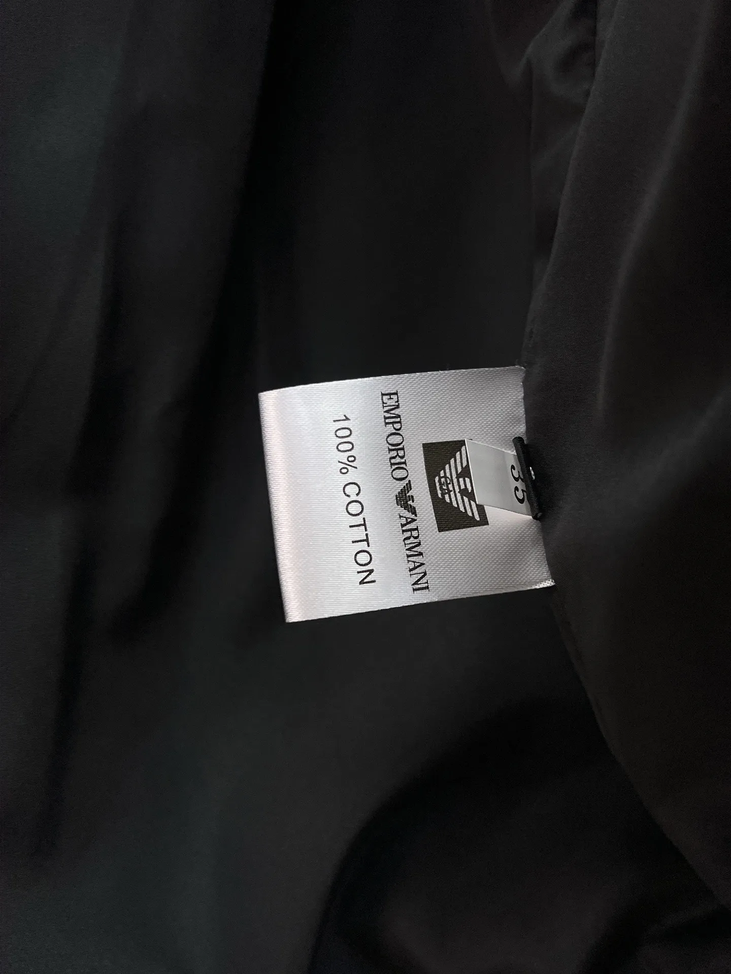 Armani official website Same Style, complete with three labels, on sale in advance. 2026 Autumn and Winter New Arrival men's jacket, Original with complete three labels, Premium version. Custom-made fabrics at the counter. Breathable, high comfort, impeccable details, brand element design concept, reflecting high quality. It feels delicate and soft, presents a casual cut, and has a great upper body shape. Sizes: M～3XL,